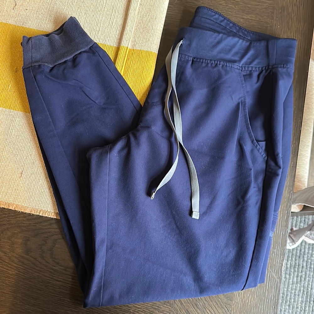 Figs Scrub Bottoms - Zamora™ Jogger Scrub Pants
Size M
Excellent Condition